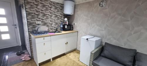 una cucina con bancone, frigorifero e divano di Studio Alex a Gand