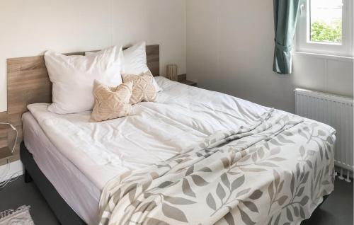 Säng eller sängar i ett rum på Gorgeous stacaravan In Julianadorp With House A Panoramic View