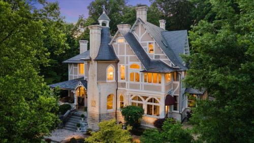 an aerial view of a large house with trees at The Historic Inn at Oakdene in Staunton
