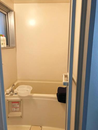 un piccolo bagno con lavandino e vasca di Rosemary 201 a Kagoshima