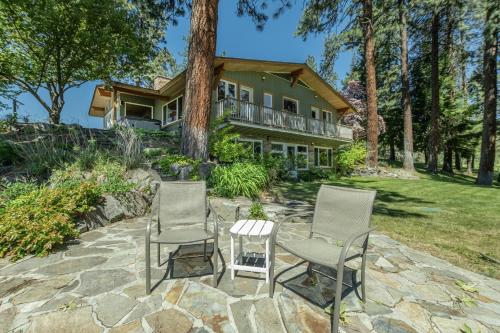 three chairs and a table in front of a house at River Heights Home cabin in Leavenworth
