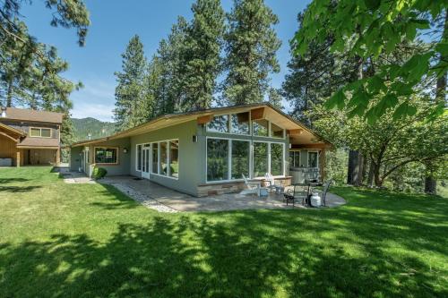 a home with a large yard with a house at River Heights Home cabin in Leavenworth
