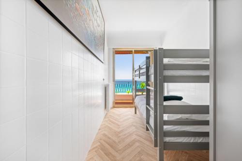 - une chambre avec des lits superposés et une vue sur l'océan dans l'établissement Le COQ Eden - Air conditioning - Seafront, à Roquebrune-Cap-Martin
