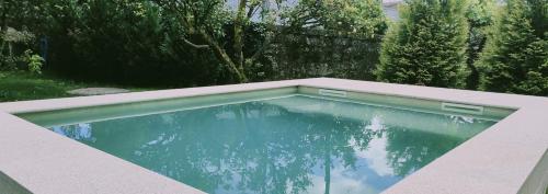 una piscina en un patio con árboles en Villa San Martín, en Mondariz