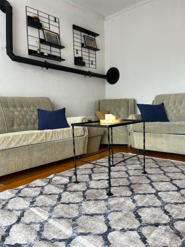 un salon avec deux canapés et une table dans l'établissement Apartment View, à Jajce