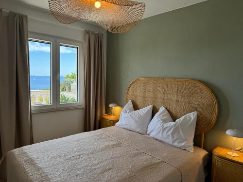 - une chambre avec un lit doté d'oreillers blancs et d'une fenêtre dans l'établissement Apartments Jasmina, à Vinišće