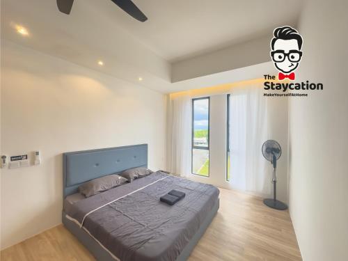 une chambre avec un lit dans une pièce avec une fenêtre dans l'établissement Staycation Homestay 46 The Glen Near Imperial Suite, à Kuching