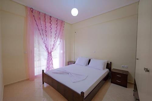 เตียงในห้องที่ Sofia Apartments