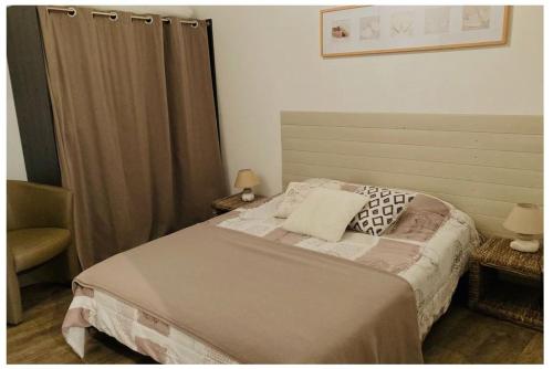 une chambre avec un lit et une chaise dans l'établissement La Belle Époque Cauterets - Appart 4-5 pers - Plein centre - WIFI et Parking, à Cauterets