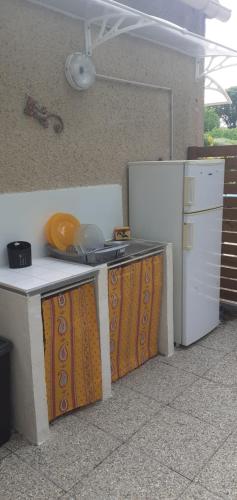 Η κουζίνα ή μικρή κουζίνα στο Location saisonnière avec piscine et terrasse au pied du luberon