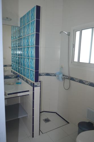 ein Bad mit einer Dusche und einem Waschbecken in der Unterkunft Studio Tishka in Oualidia