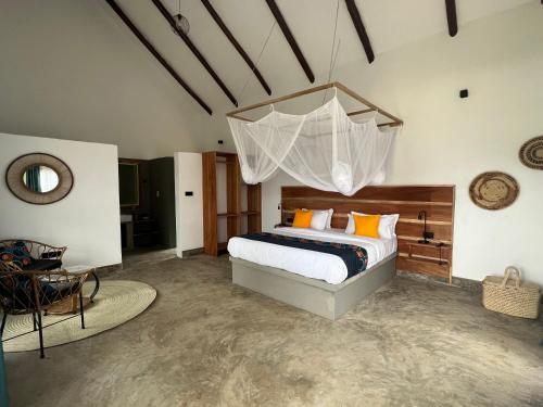 Ένα ή περισσότερα κρεβάτια σε δωμάτιο στο Tanzania Safari Lodge
