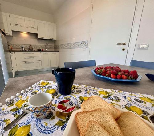ein Tisch mit einem Teller Brot und einer Schale Obst in der Unterkunft Pasquale's House in Sant'Agnello