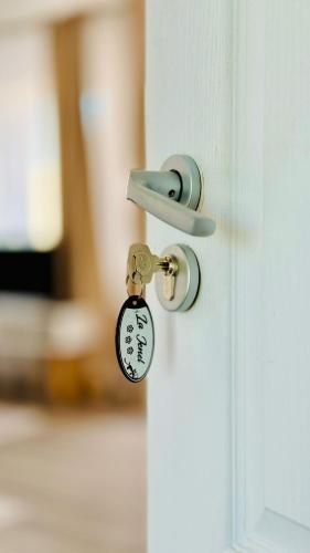 Un pomo de puerta con una etiqueta de llave en él en La Jenel, en Ciupercenii Noi