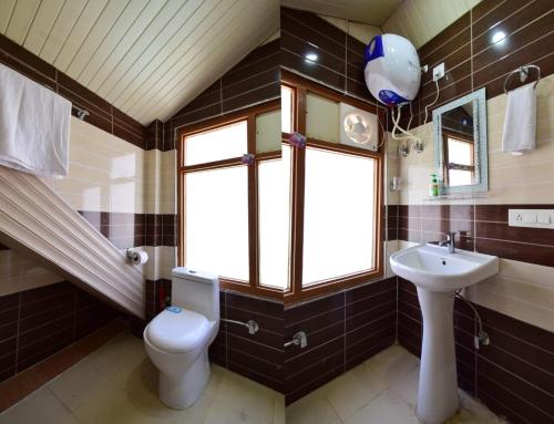 Ένα μπάνιο στο Gulmarg Height Homestay, Kufri-HP