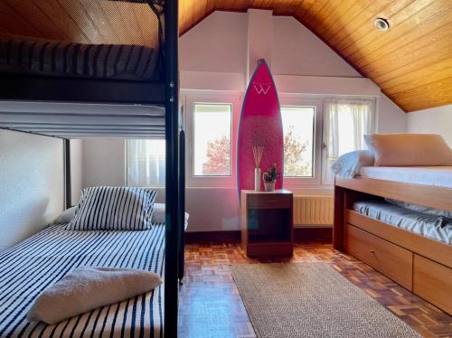 1 dormitorio con litera y 1 litera en Escuela de Surf WAVES SOUND - Alojamiento y Curso de surf, en Santoña