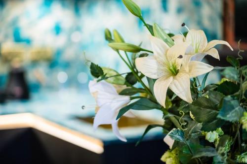 um buquê de flores brancas sentadas numa mesa em The Burgoyne em Reeth