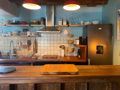 - une cuisine avec un comptoir dans l'établissement la petite maison Normandie, à Saint-Cyr-du-Bailleul