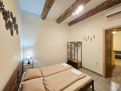 Valletta Main Street Apartment tesisinde bir odada yatak veya yataklar