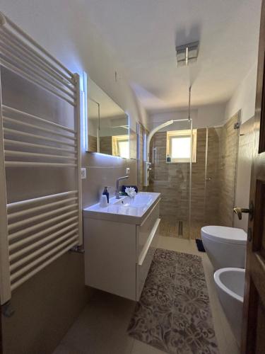 uma casa de banho com um lavatório, uma banheira e um WC. em Villa Sea view con terrazza e giardino em Capri