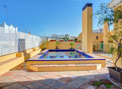een zwembad bovenop een gebouw bij Apartamento Trajano in Sevilla
