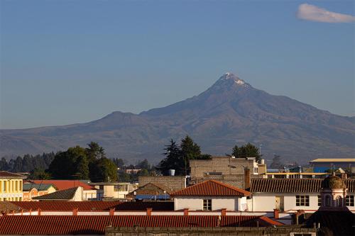 a city with a mountain in the background at Hostal Café Tiana in Latacunga