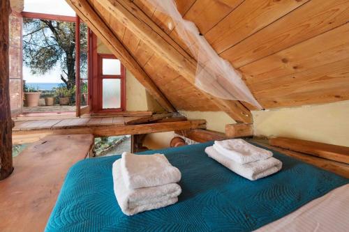 Una cama o camas en una habitación de Margaritis's Treehouse