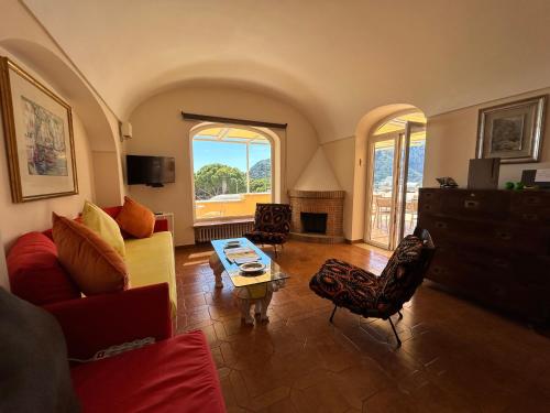 Villa Sea view con terrazza e giardino في كابري: غرفة معيشة مع أريكة وطاولة