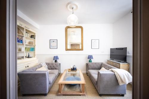 un salon avec deux canapés et une table dans l'établissement Carcassonne Epicerie, à Carcassonne