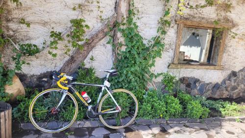 uma bicicleta estacionada em frente a um edifício em Hotel Bashinjaghyan em Sevan