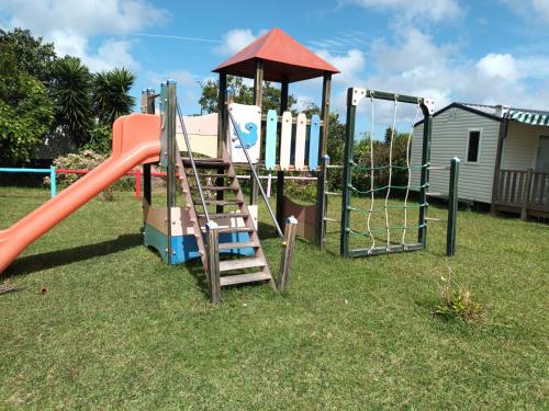 un parque infantil con tobogán y columpio en Slow M'Ocean Villa en Pataias