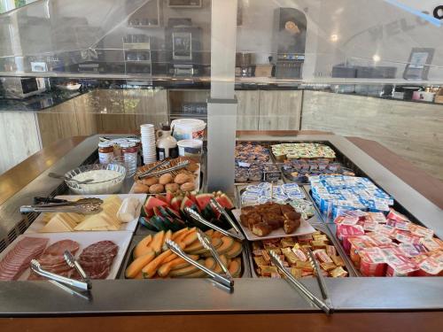 een buffet met veel verschillende soorten eten bij Hôtel Spa L'Ermitage in Les Salles-sur-Verdon