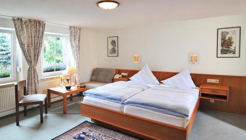 Un pat sau paturi într-o cameră la Hotellerie Waldesruh