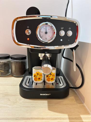 - une cafetière avec deux tasses dans l'établissement La maison des artistes, à Savigny-sur-Orge