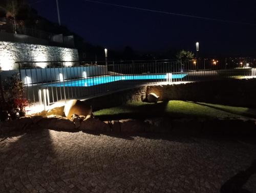 una piscina notturna con luci di Villa la Matta a Sanremo