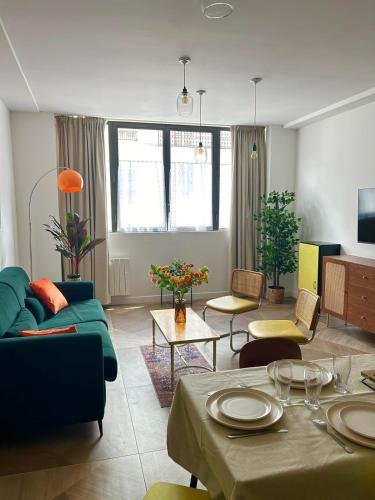 a living room with a couch and a table at Appartement GRISET 6 personnes sur Paris 11 in Paris