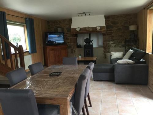 un salon avec une table et un canapé dans l'établissement longère ty nico 1 chambre, à Trébeurden