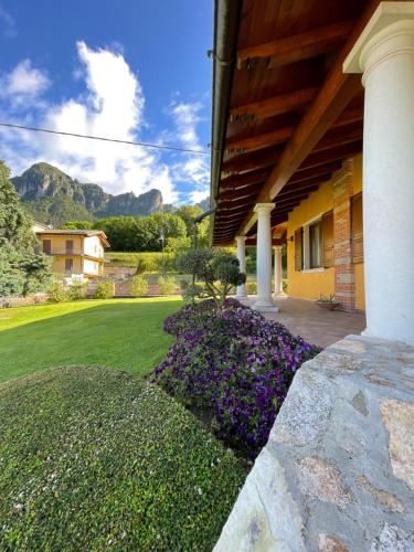 a house with purple flowers in the yard at Appartamenti Isola Verde in Villa