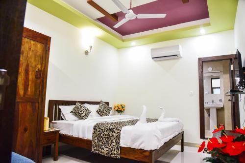 a bedroom with a bed and a ceiling at Hotel Global Inn in Udaipur