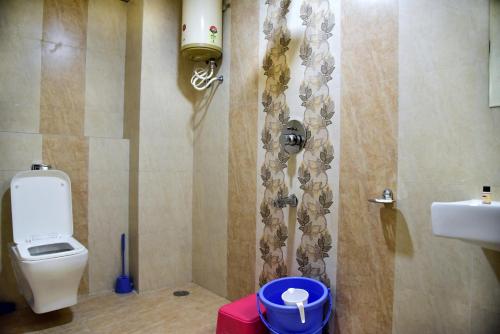a bathroom with a toilet and a sink at Hotel Global Inn in Udaipur