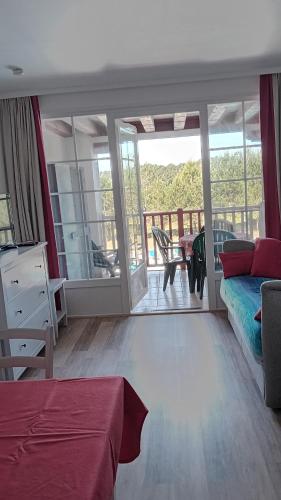 d'un salon avec un canapé et un balcon. dans l'établissement BISCARROSSE Appartement avec terrasse PISCINE LAC OCEAN GOLF, à Biscarrosse