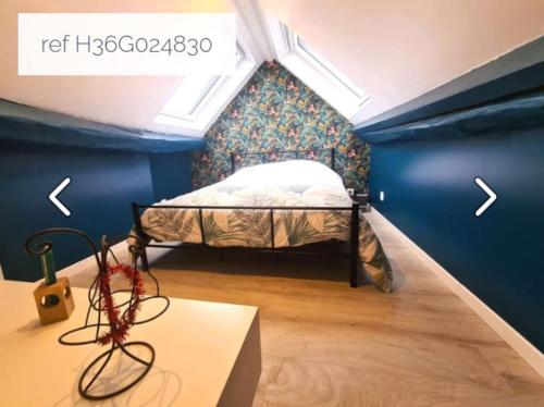 - une chambre avec un lit dans un mur bleu dans l'établissement La Petite Maisonnette des Amoureux, à Chitray