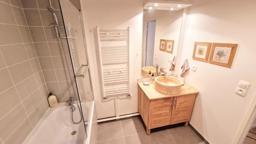 a bathroom with a sink and a shower at Appartement moderne 3 pièces avec parking privé in Massy