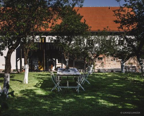 een picknicktafel in de tuin van een huis bij Wietorówka in Lubomierz
