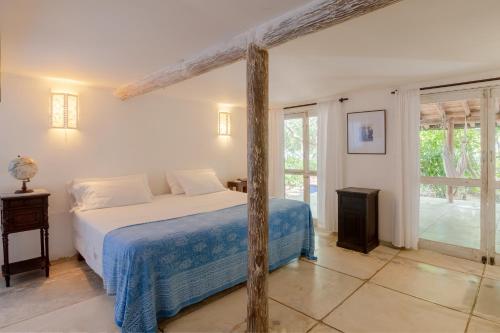 a bedroom with a bed in a room with windows at Hotel Playa Manglares Isla Baru in Baru