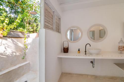 a bathroom with a sink and a mirror at Hotel Playa Manglares Isla Baru in Baru