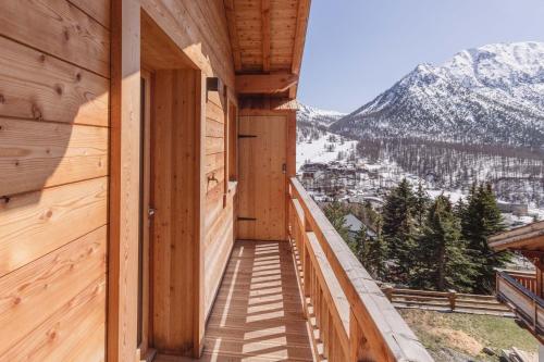 Elle comprend un balcon en bois offrant une vue sur la montagne. dans l'établissement Chalet La Belle Etoile, à Montgenèvre