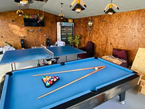 einen Billardtisch in einem Zimmer mit 2 Tischtennisplatten in der Unterkunft Family Hotel Sunset in Chakvi