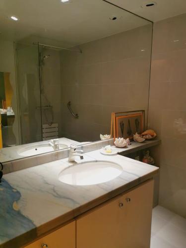 une salle de bain avec un lavabo et un grand miroir dans l'établissement Tête dans les étoiles, à Paris