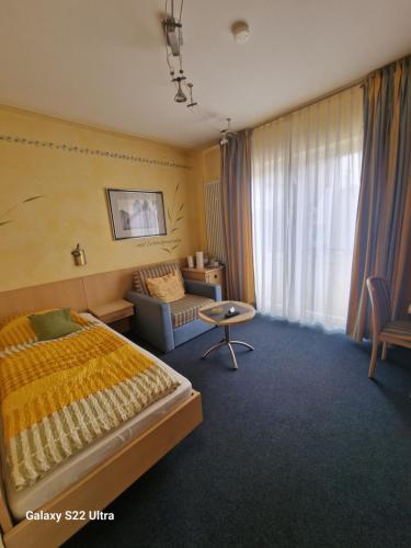 ハーネンクレー・ボックスヴィーゼにあるCafe Steffensのベッドとソファ付きのホテルルーム